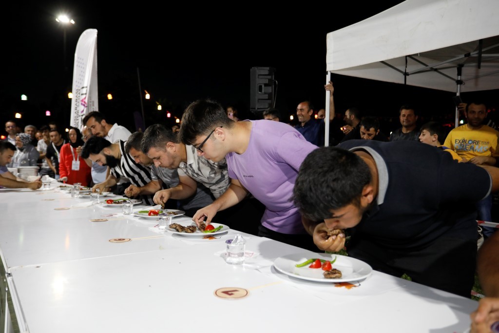 Festival coşkusu köfte yeme yarışmasıyla devam etti