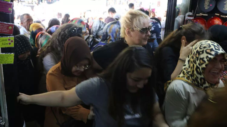 Züccaciye mağazasının açılışında izdiham! Şoke eden görüntüler…