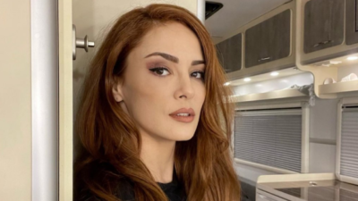 Bu kez mini elbiseli pozuyla sosyal medyayı salladı