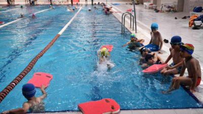 Osmangazili çocuklar yazı yüzerek geçiriyor