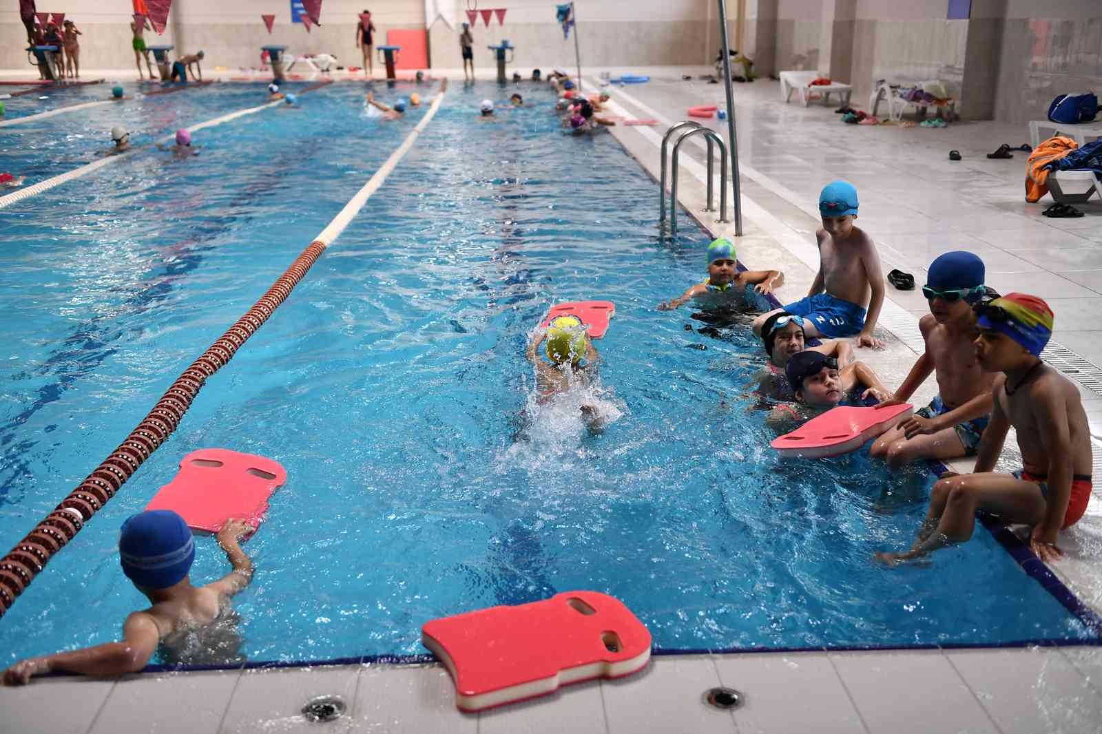 Osmangazili çocuklar yazı yüzerek geçiriyor Osmangazili çocuklar yazı yüzerek geçiriyor