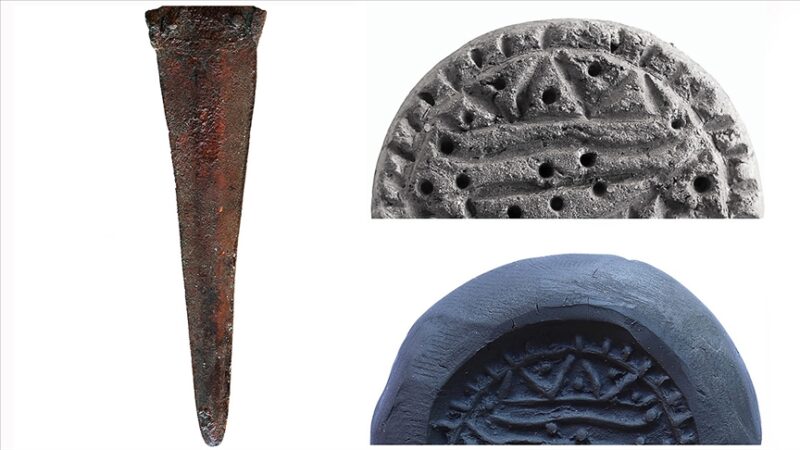 Kütahya’da 3300 yıllık mühür ve hançer bulundu Kütahya'da 8 bin yıllık geçmişe sahip Tavşanlı Höyük'teki yeni dönem