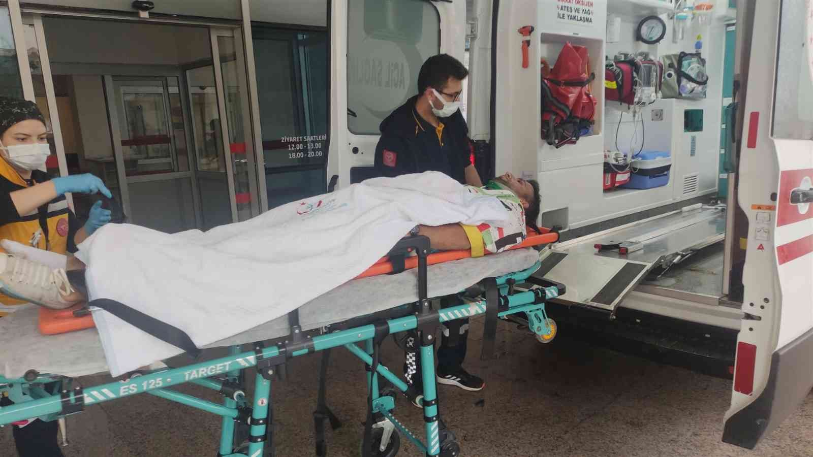 Bursa’da otomobil zeytinliğe uçtu: 3 yaralı Bursa’da otomobil zeytinliğe uçtu: 3 yaralı