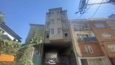 Altından tünel gibi yol geçen apartman Karadeniz’i andırıyor