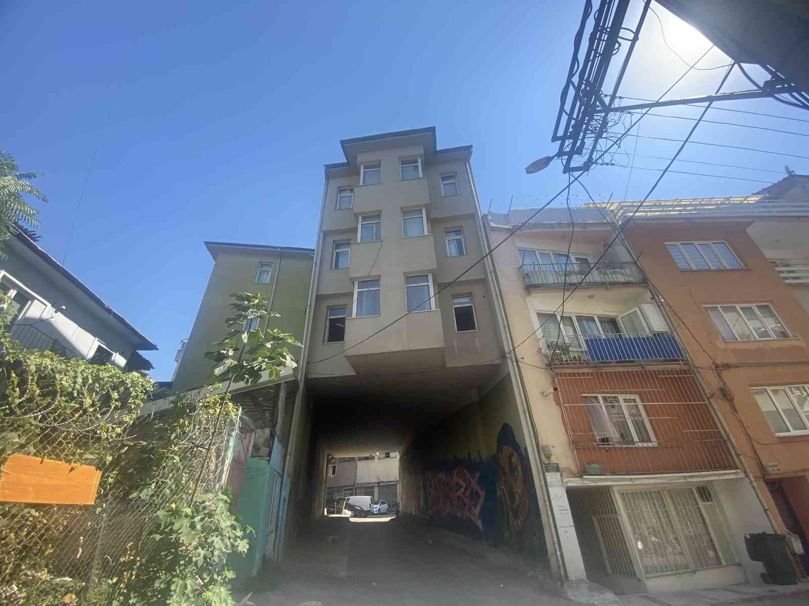 Altından tünel gibi yol geçen apartman Karadeniz’i andırıyor