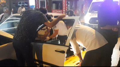 Bursa’da park halindeki araçlara çarpıp sıkışan sürücü böyle kurtarıldı