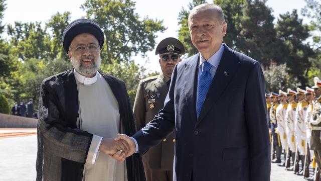 Cumhurbaşkanı Erdoğan İran’da! İlk görüşme Reisi ile