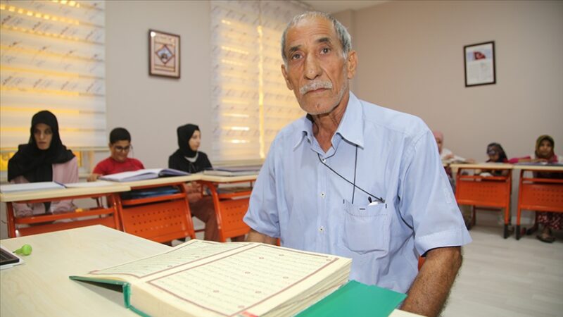 Şanlıurfa'da yaşayan 77 yaşındaki Mustafa Karakaya, çocukluğunda yarım kalan Kur'an-ı