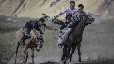 Türklerin en eski ata sporlarından Kökbörü (at üzerinde oğlak yakalama),
