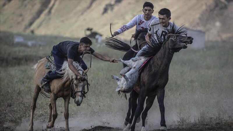 Türklerin en eski ata sporlarından Kökbörü (at üzerinde oğlak yakalama),