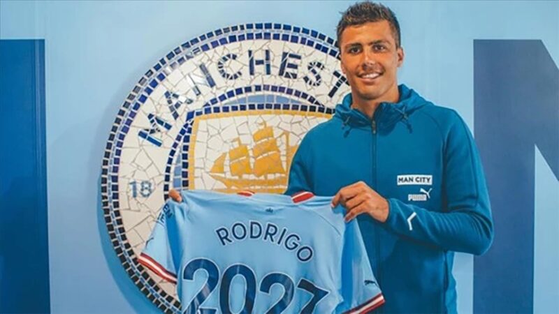 İngiltere Premier Lig ekiplerinden Manchester City, orta saha oyuncusu Rodri'nin