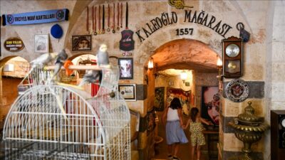 ‘Mağara kafede’ serinliyorlar