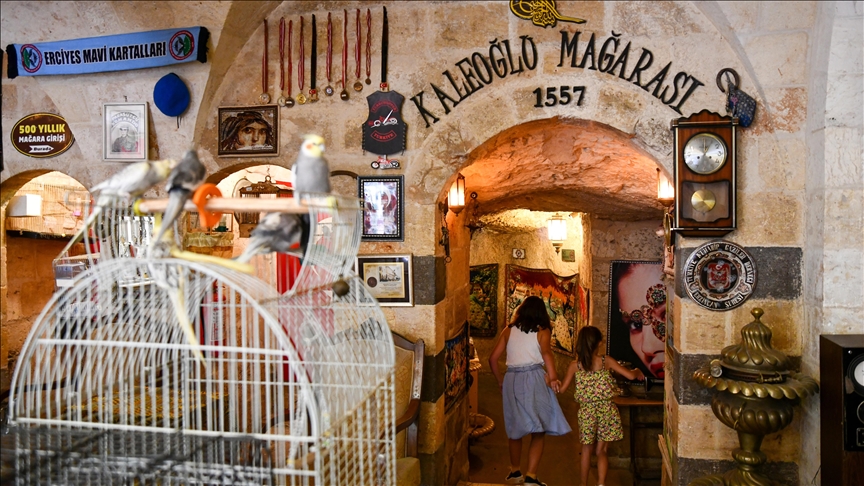 ‘Mağara kafede’ serinliyorlar