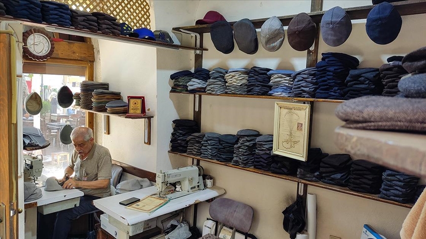 Kıbrıs gazisi 9 metrekarelik dükkanda yarım asırdır kasket üretiyor