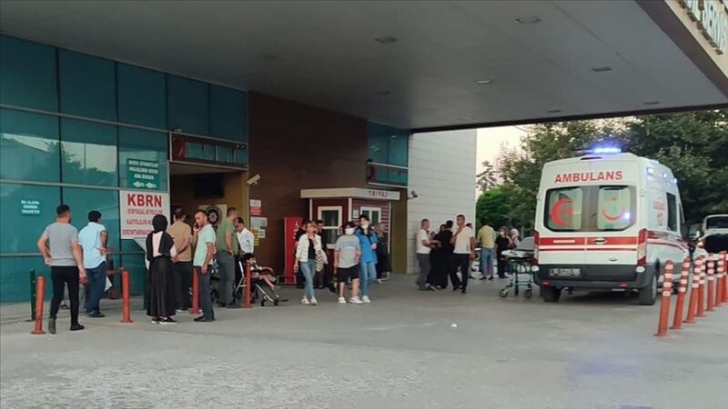 Bursa'nın İnegöl ilçesinde, düğün salonunda ikram edilen yemekten zehirlendiği değerlendirilen