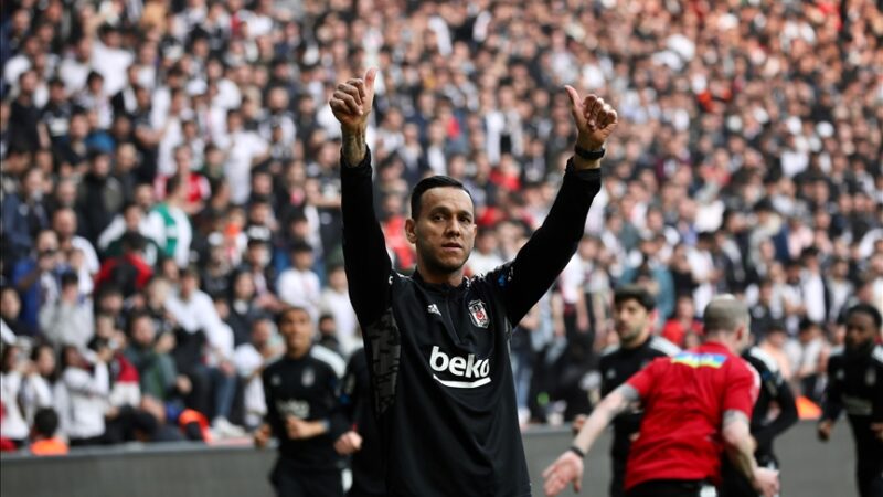 Beşiktaş Kulübü, Brezilyalı futbolcu Josef de Souza'nın sağ dizinden artroskopik