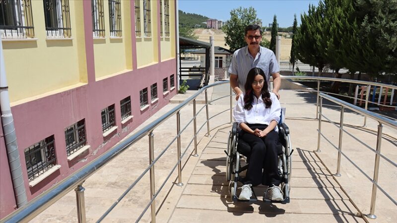 Trafik kazası sonrası kısmi felç geçiren, hastane odasında eğitimlerini sürdürüp