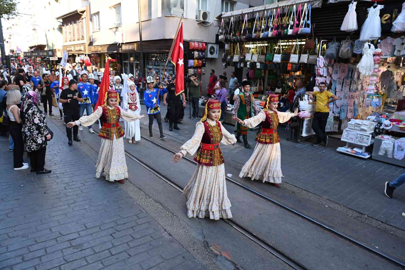 Türk Dünyası Ata Sporları Şenliği renkli kortej yürüyüşüyle başladı 1 turk dunyasi ata sporlari senligi renkli kortej yuruyusuyle basladi 5c29742