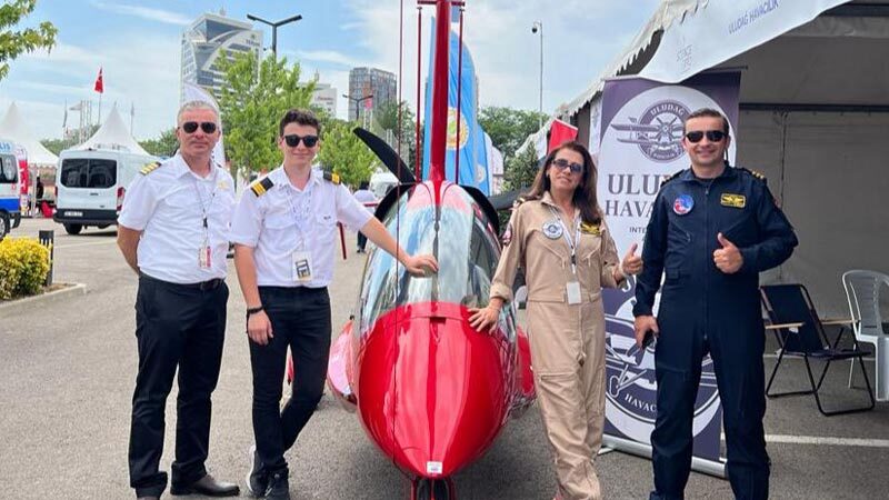 27 yıllık deneyimleriyle yüzlerce pilot yetiştiren, iki binin üzerinde kişiyi