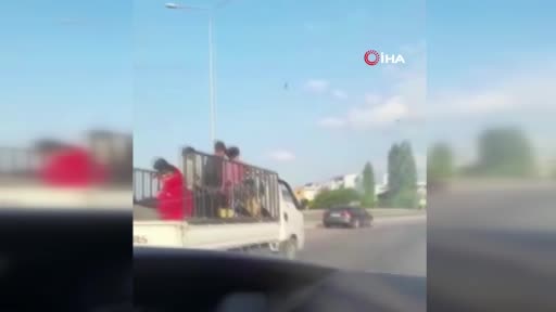 Bursa’da tehlikeli yolculuk! Canlarını hiçe saydılar