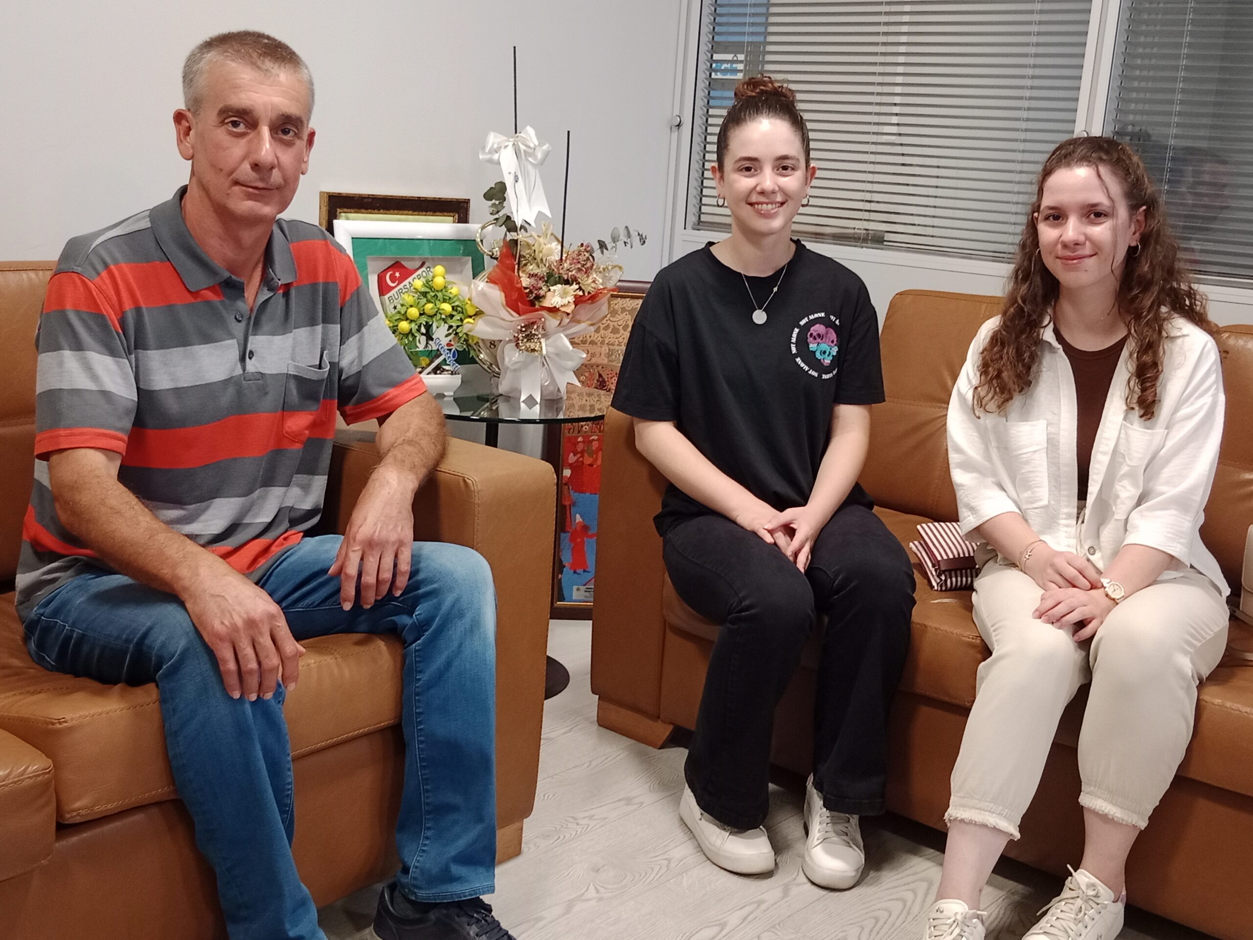 Bursa’da bu ikizlerden başarı hikayesi! Köyden ilçeye her gün okula gittiler ve…