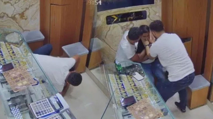 Dili boğazına kaçan vatandaşın yardımına kuyumcu koştu