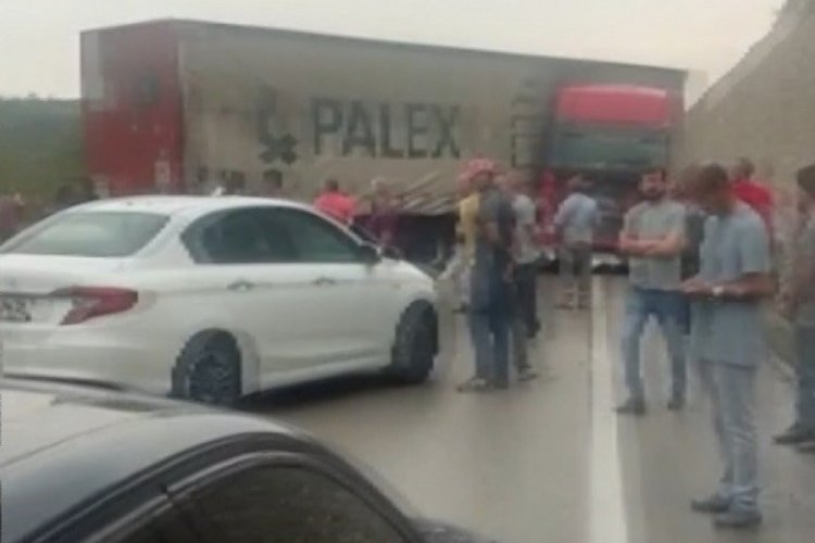 Bursa’da yağmur beraberinde kazayı da getirdi Bursa’da yağmur beraberinde kazayı da getirdi