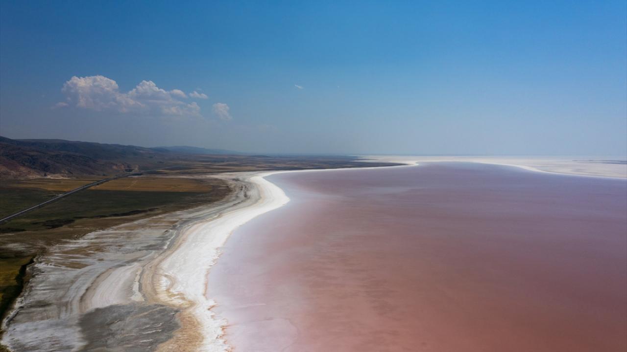 Tuz Gölü pembe renge büründü