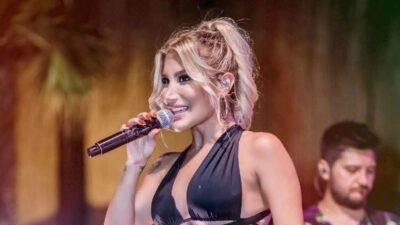 Bikiniyle ters poz! Sosyal medya yıkıldı…