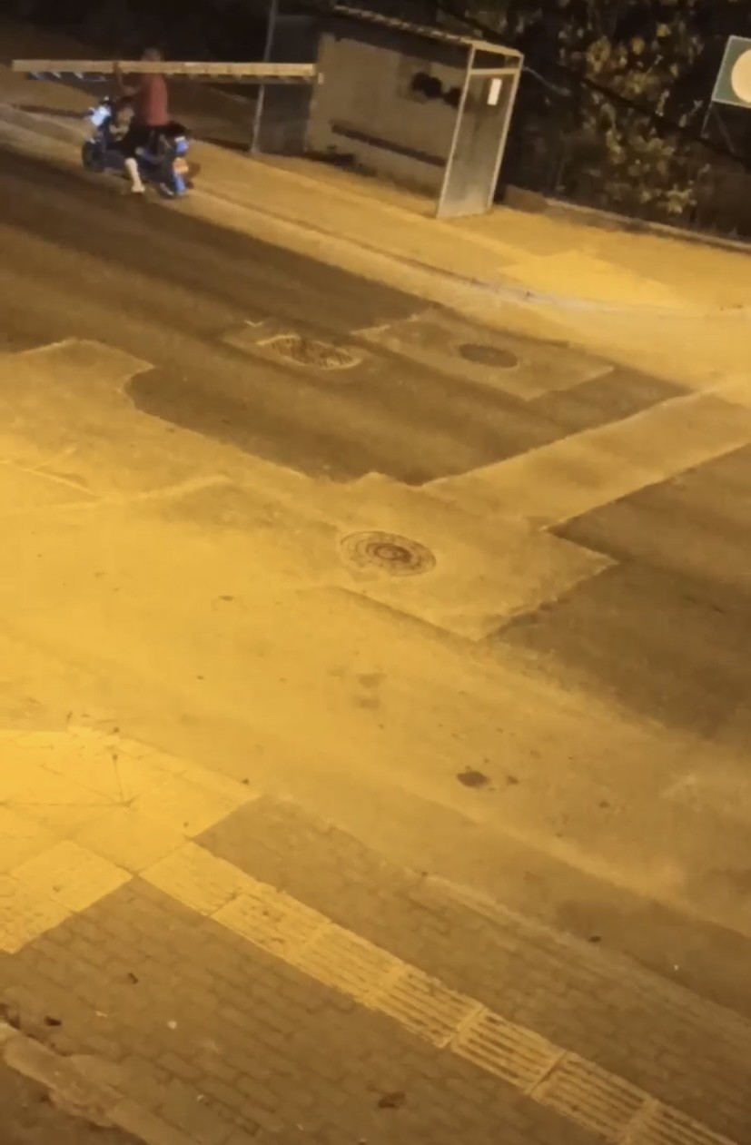 Bursa’da 3 metrelik merdiveni motosikletle taşımaya çalıştı