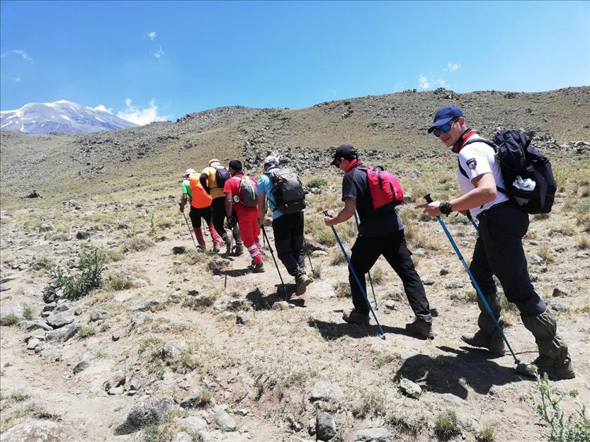 İnegöl Belediyespor dağcılık branşı sporcuları Ağrı zirvesine tırmandı