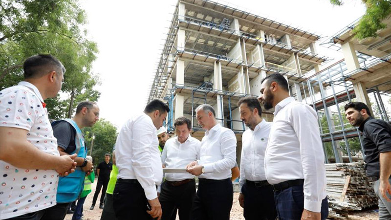 İnegöl’de belediye hizmet binasında dış cephe çalışmaları başladı