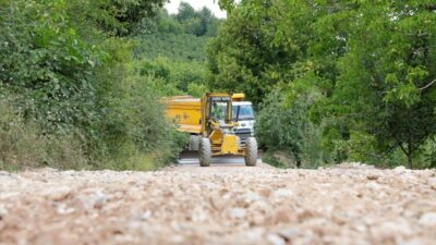 İnegöl’de 12 kırsal mahallede 20 km arazi yolu kalıcı olarak düzenlendi