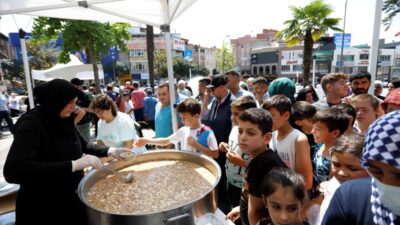 İnegöl Belediyesi cuma gününü aşure ile tatlandırdı