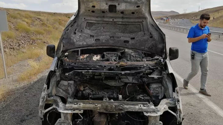 Seyir halindeyken yanmaya başlayan araç küle döndü