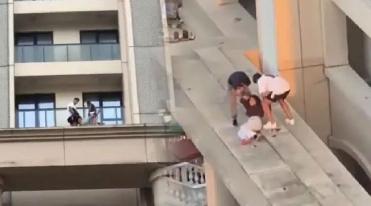 Korku dolu anlar! 9. kat penceresinden 6. kata düştü