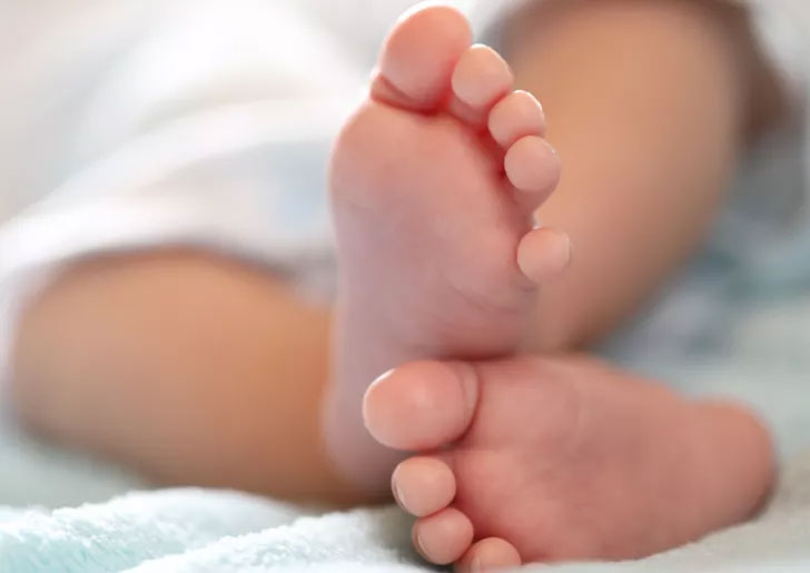 Bebeğin çığlıklarını duyan komşular vahşete tanık oldu! Cani anne, 20 günlük bebeği döverek öldürdü