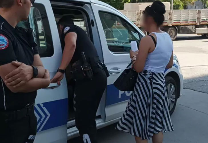 Takıntılı tacizci genç kadına sokak ortasında yumruk attı!