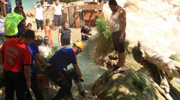 Feci olay! Kayaya sıkışıp ölen çocuğu kurtarma çalışması sürüyor