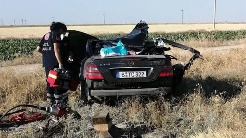 Katliam gibi kaza! Otomobil TIR’a arkadan çarptı: 3 ölü, 1 yaralı