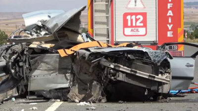 TIR’a çarpan otomobil hurdaya döndü: Anne ve baba öldü, oğul yaralı