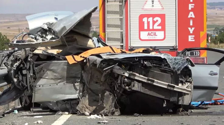 TIR’a çarpan otomobil hurdaya döndü: Anne ve baba öldü, oğul yaralı