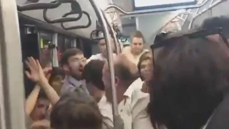 Otobüste tekme tokat birbirlerine girdiler