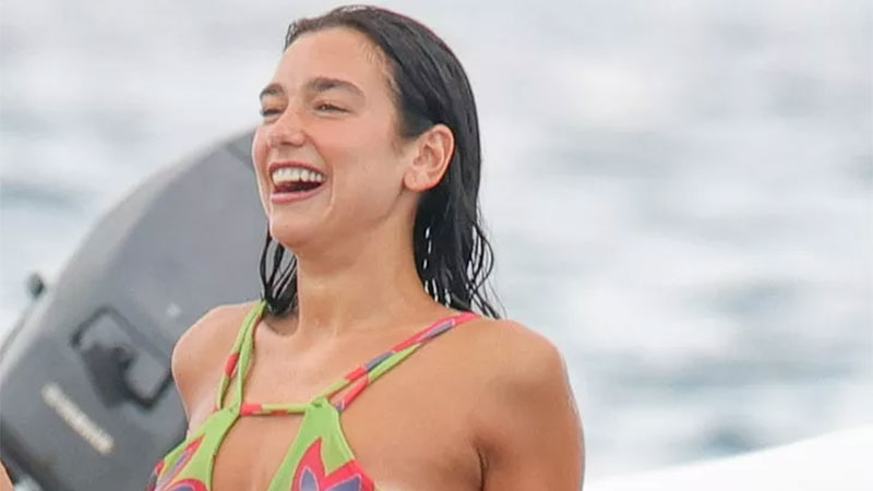 Dua Lipa arkadaşlarıyla tatilde! Herkesin gözdesi oldu