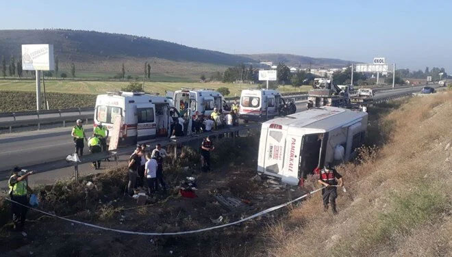 Yolcu otobüsü şarampole devrildi: 1 ölü, 38 yaralı