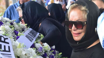 Emel Sayın’ın kardeş acısı… Gözyaşlarıyla uğurladı!