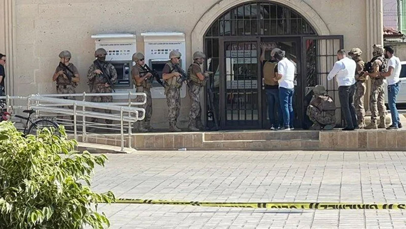 Banka müdürü rehin alındı Banka müdürü rehin alındı