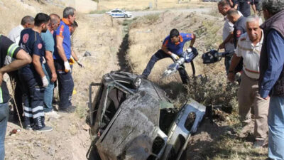 Feci kaza! Araç tarladaki yarığın içine düştü, bir kişi sıkıştı