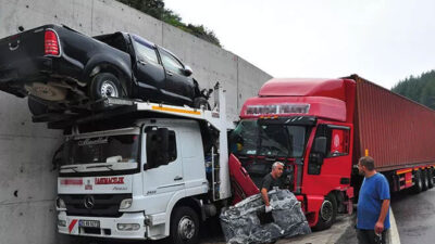 Manisa’da zincirleme kaza! 7 araç birbirine girdi; 2’si çocuk 5 yaralı