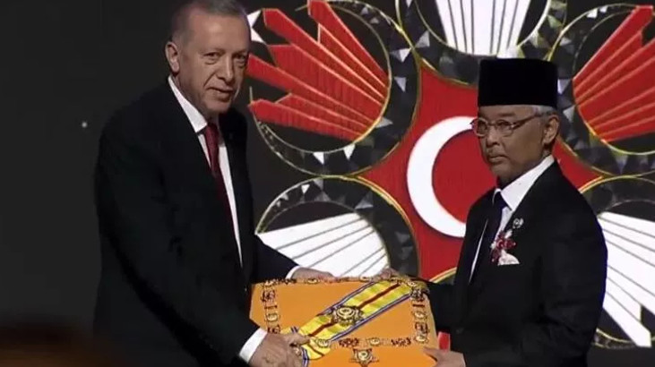30 yıl sonra kritik ziyaret! Erdoğan’dan Malezya Kralı’na devlet nişanı!
